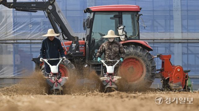 흙의 소중함을 알리고 건강한 토양 보전을 위해 제정된 ‘흙의 날’인 11일 오전 화성특례시 병점구 경기도농업기술원 연구용 밭에서 관계자들이 겨우내 창고에 보관했던 트랙터와 로터리 등 농기계를 점검하고 있다. 홍기웅기자