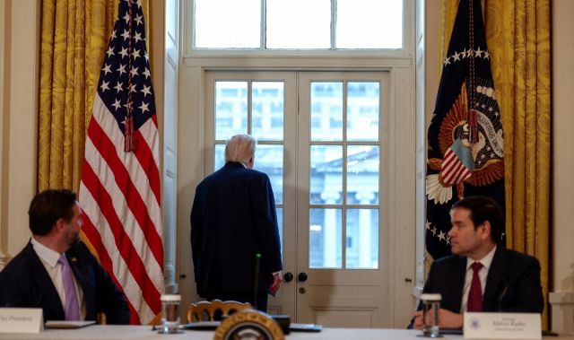 창밖보는 트럼프 미국 대통령. 로이터=연합뉴스