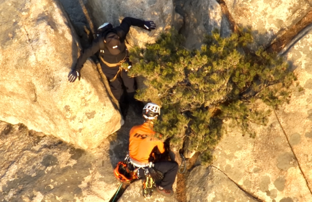 고양소방서 소속 구조대원이 북학산에서 하산 중 고립된 등산객을 구조하고 있다. 고양소방서 제공