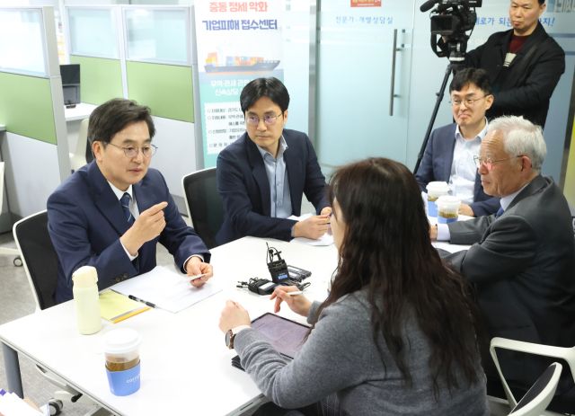 12일 김동연 경기도지사가 경제과학진흥원에서 중동정세 악화로 피해가 우려되는 도내 중동사태 피해기업과 간담회를 하고있다. 경기도 제공