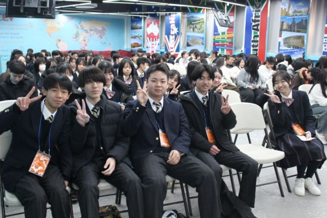 12일 인천 외국어마을에서 일본 가나가와현 요코하마시의 토인중학교 학생과 인천 서구 불로중학교 학생 등이 공동 수업에 참여하고 있다. 인천 외국어마을 제공