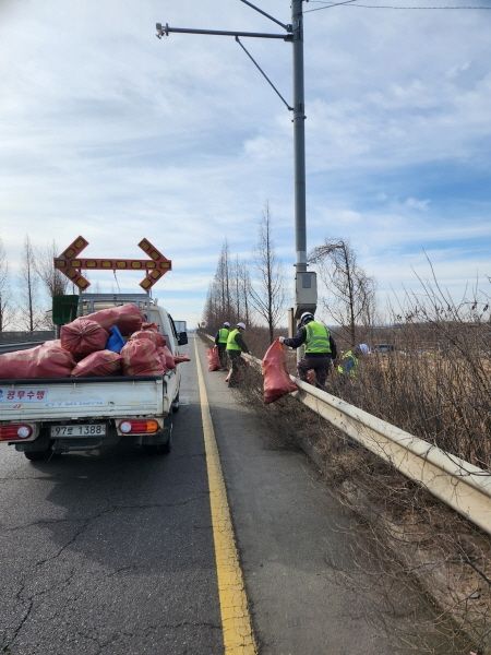 평택시가 국도에서 환경정비작업을 벌이고 있다. 평택시 제공