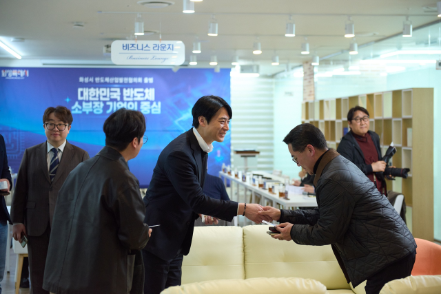 더불어민주당 한준호 의원(고양을)이 12일 화성시 반도체산업발전협의회 발대식에서 관계자들과 인사를 나누고 있다. 한준호 페이스북 갈무리