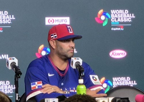 도미니카공화국 앨버트 푸홀스 감독이 미국 플로리다주 마이애미 론디포 파크에서 열린 WBC 조별리그 D조 마지막 경기에서 베네수엘라를 꺾은 뒤 한국과 관련한 질문을 듣고 있다. 연합뉴스