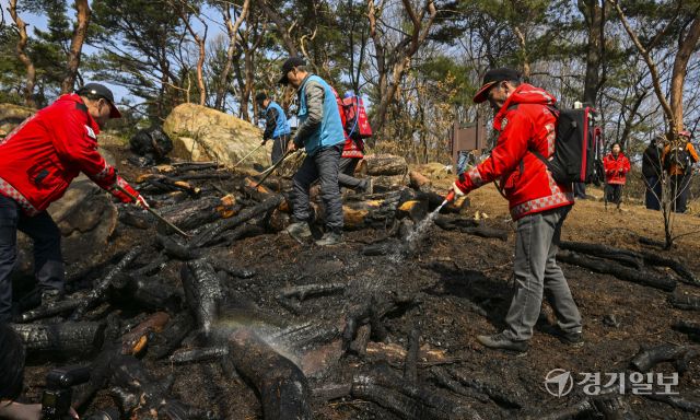 12일 오전 11시 10분께 수원특례시 팔달산 공원에서 화재가 발생해 소방당국이 장비 25대와 인력 75명을 동원해 진화에 나섰다. 불은 오후 12시 32분께 완전히 진화됐다. 이번 화재는 서장대 등산로 입구와 중앙도서관 인근, 팔달산 정상 인근, 팔달약수터 인근 등 여러 지점에서 발생했으며, 인명 피해는 없는 것으로 확인됐다. 경찰은 방화 용의자인 40대 남성을 현장에서 붙잡아 조사 중이다. 사진은 소방관과 의용소방대원들이 화재를 진압하는 모습. 홍기웅 기자.
