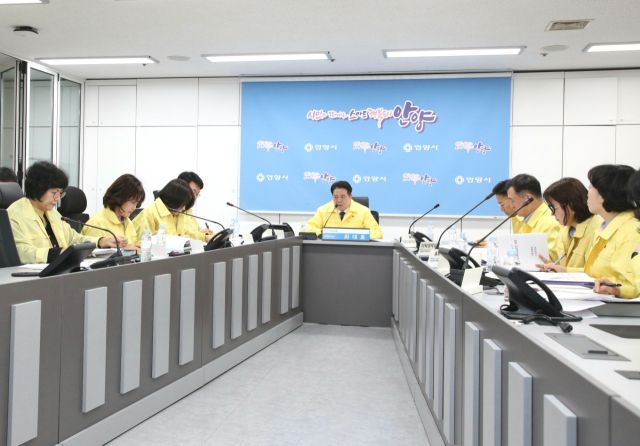 안양시가 12일 오전 8시40분 시청 8층 재난안전상황실에서 중동사태 관련 비상경제점검회의를 개최하고 있다. 안양시 제공.