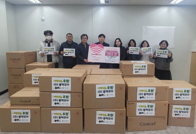 김보영 아동권리과장(사진 오른쪽 네번째)이 (주)블랙큐브로부터 주방용품 세트를 기탁받고 기념촬영을 하고 있다. 안산시 제공