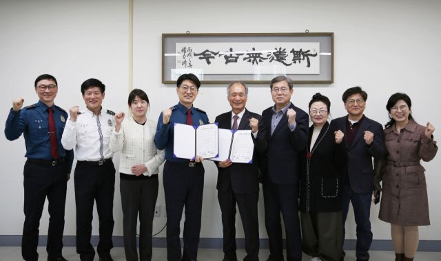 용인동부경찰서와 용인문화원이 11일 지역사회 범죄 예방 활동 추진을 위한 업무협약을 체결하고 기념촬영을 하고 있다. 용인동부경찰서 제공