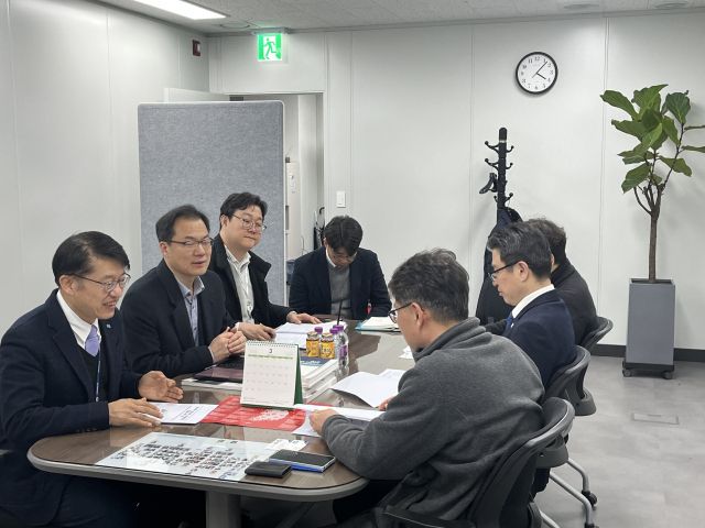 김대순 경기도 행정2부지사(왼쪽 첫번째)가 지난 11일 지방시대위원회를 방문해 수도권 지자체가 기회발전특구를 신청할 수 있도록 기준을 마련해 달라고 건의하고 있다. 경기도 제공.