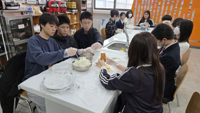 12일 인천 외국어마을에서 일본 가나가와현 요코하마시의 토인중학교 학생과 인천 서구 불로중학교 학생 등이 공동 수업을 듣고 있다. 인천 외국어마을 제공