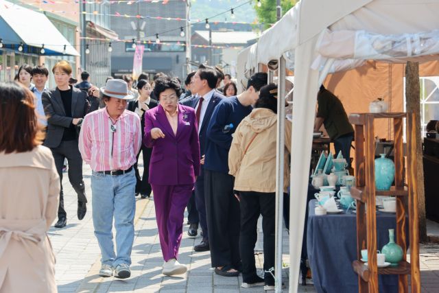 제40회 이천도자기축제가 이천도자예술마을에서 다음달 24일부터 5월5일까지 12일간 펼쳐진다. 지난해 열린 이천도자기축제에서 김경희 시장 등이 행사장을 관람하고 있다. 이천시 제공