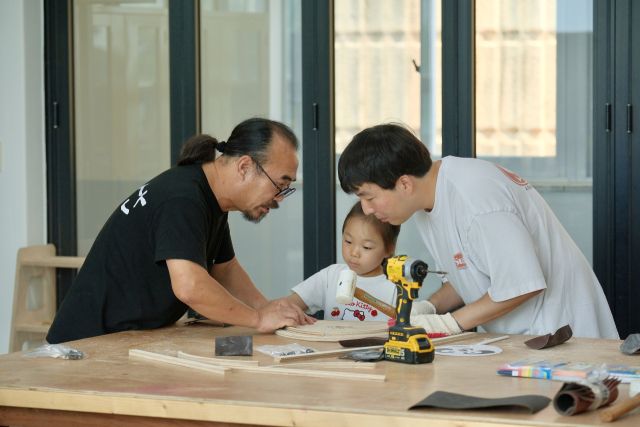 경기창작캠퍼스의 ‘입주단체 기획 프로그램’에 참여자들이 체험에 나서고 있다. 경기창작캠퍼스 제공