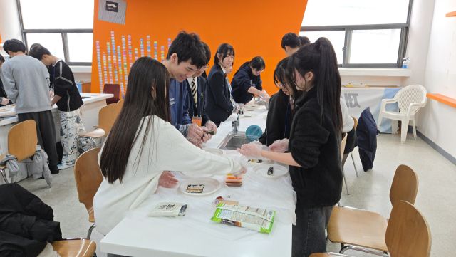 12일 인천 외국어마을에서 일본 가나가와현 요코하마시의 토인중학교 학생과 인천 서구 불로중학교 학생 등이 공동 수업을 듣고 있다. 인천 외국어마을 제공