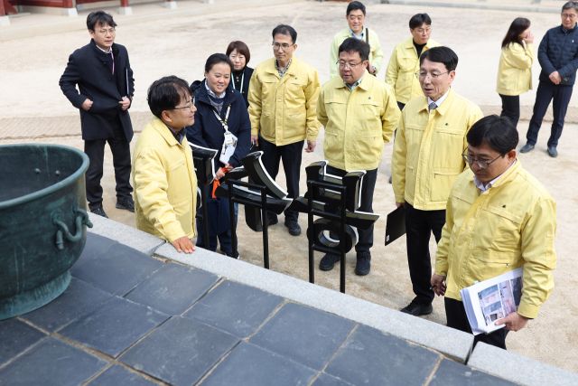 12일 김성중 경기도 행정1부지사와 김광용 행정안전부 재난안전관리본부장(차관)이 수원 화성행궁을 찾아 점검하고 있다. 경기도 제공