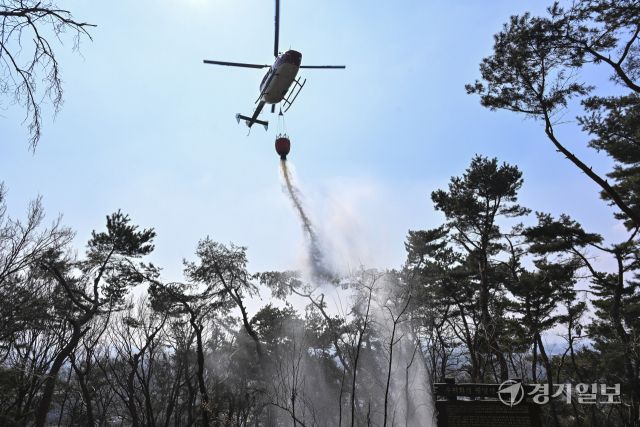 12일 오전 11시 10분께 수원특례시 팔달산 공원에서 화재가 발생해 소방당국이 장비 25대와 인력 75명을 동원해 진화에 나섰다. 불은 오후 12시 32분께 완전히 진화됐다. 이번 화재는 서장대 등산로 입구와 중앙도서관 인근, 팔달산 정상 인근, 팔달약수터 인근 등 여러 지점에서 발생했으며, 인명 피해는 없는 것으로 확인됐다. 경찰은 방화 용의자인 40대 남성을 현장에서 붙잡아 조사 중이다. 사진은 소방관과 의용소방대원들이 화재를 진압하는 모습. 홍기웅 기자.