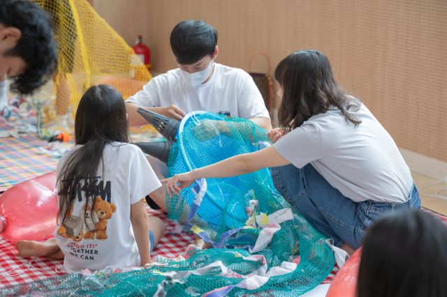 경기창작캠퍼스의 ‘입주단체 기획 프로그램’에 참여자들이 체험에 나서고 있다. 경기창작캠퍼스 제공