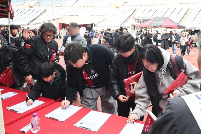부천 시민들이 KTX-이음열차 소사역 정차를 요구하는 서명운동에 참여하고 있다. 부천시 제공