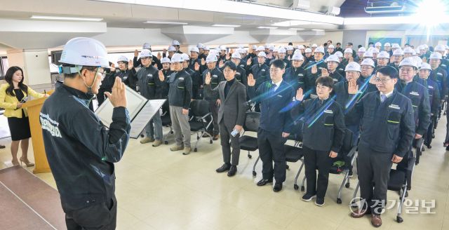 13일 오후 파주시 홍원연수원에서 열린 '2026 경기도노동안전지킴이 발대식'에서 김대순 경기도 행정2부지사, 고은정 경기도의회 경제노동위원회 위원장, 김도형 고용노동부 경기지방고용노동청장 등 참석자들이 선서를 하고 있다.