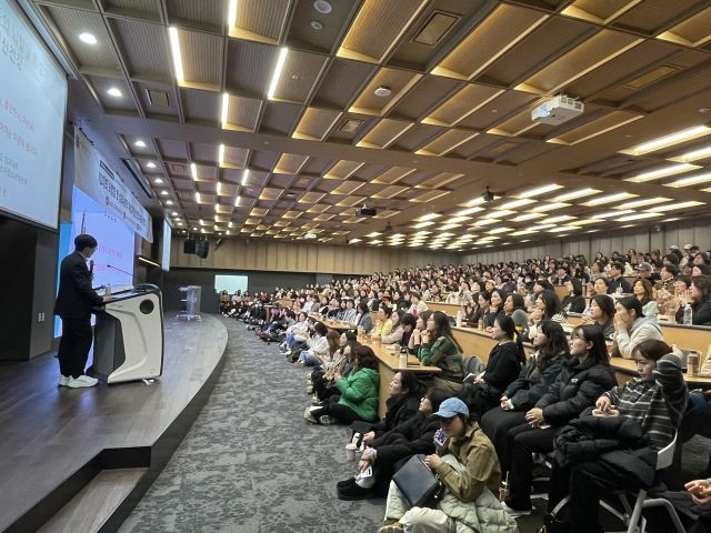 12일 서울대학교 시흥캠퍼스 교육협력동에서 ‘10대의 뇌 발달 및 심리사회적 특성과 정신건강: 부모의 역할’을 주제로 열린 강연 모습. 시흥시 제공