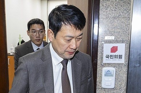 '절윤 결의문'의 진정성을 위한 후속 조치를 놓고 오세훈 서울시장과 팽팽한 기 싸움 중인 국민의힘 장동혁 대표가 13일 국회 당 대표실에 출근해 업무를 본 뒤 개인 용무를 위해 이동하고 있다. 연합뉴스
