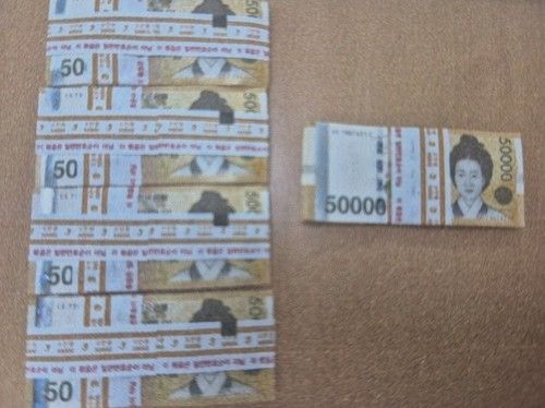 쓰레기봉투에서 발견된 2천500만원. 인천 중부경찰서 제공