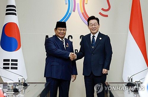 2025년 경주에서 열린 아시아태평양경제협력체(APEC) 정상회의에 인도네시아 프라보워 수비안토 대통령과 정상회담을 하는 이재명 대통령 모습. 연합뉴스