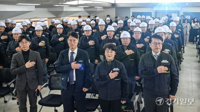 13일 오후 파주시 홍원연수원에서 열린 '2026 경기도노동안전지킴이 발대식'에서 김대순 경기도 행정2부지사, 고은정 경기도의회 경제노동위원회 위원장, 김도형 고용노동부 경기지방고용노동청장 등 참석자들이 국민의례를 하고 있다.