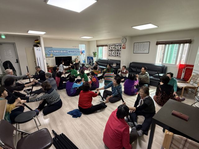 치매예방교실 프로그램 현장. 시흥시 제공
