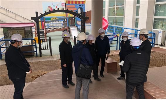 노창래 더불어민주당 연수구의원 라선거구 예비후보가 연수구시설안전관리공단 경영본부장 당시 연수구의 각종 시설물을 점검하는 모습. 노 예비후보 제공