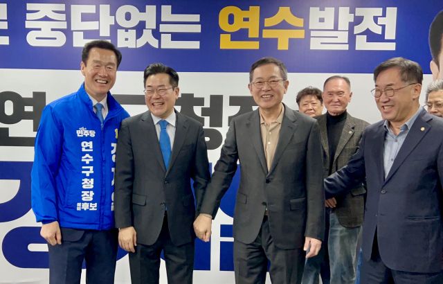 (왼쪽) 정지열 예비후보, 박찬대 국회의원, 박남춘 전 시장, 맹성규 국회의원이 14일 열린 정 예비후보 선거사무소 개소식에서 기념 촬영을 하고 있다. 정지열 예비후보 제공