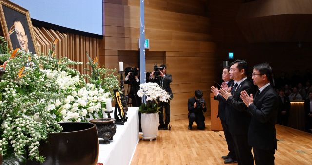 더불어민주당 정청래 대표와 한병도 원내대표가 14일 서울 동작구 원불교 소태산기념관에 열린 고 이해찬 전 국무총리 49재에서 분향 후 합장하고 있다. 연합뉴스