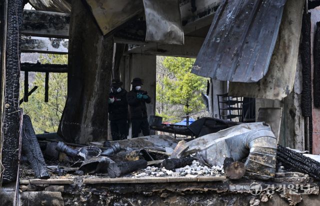 14일 오전 4시 42분쯤 과천시 과천동의 한 2층짜리 식당 건물에서 화재가 발생해 옥탑층 숙소에 있던 식당 종업원 2명이 숨졌다. 소방당국은 장비 20여 대와 인력 70여 명을 투입해 약 2시간 만인 오전 6시 46분께 불을 완전히 진화했다. 사진은 이날 오전 경찰과 소방당국이 현장에서 잔불 정리와 합동 감식을 진행하고 있는 모습. 홍기웅기자