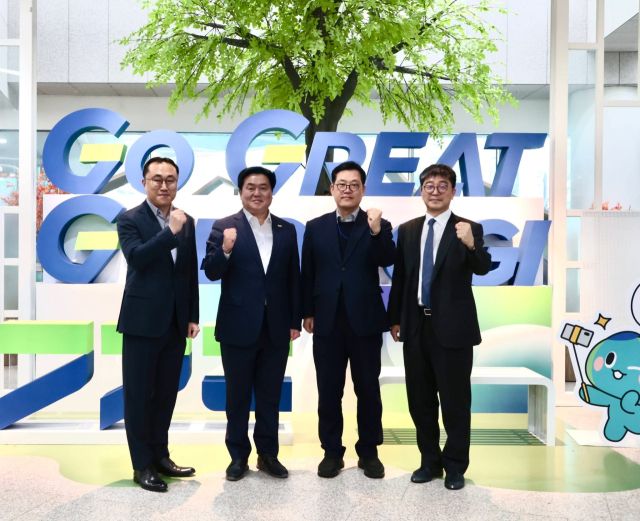 시흥시가 경기도가 추진하는 ‘피지컬 AI 확산센터 구축 사업’ 공모에 도전하며 제조업 혁신 거점 확보에 나섰다(왼쪽 두번째 임병택 시장). 임병택 시장 SNS