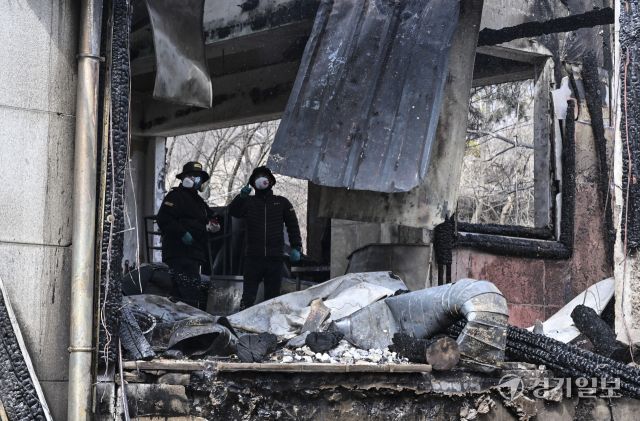 14일 오전 4시 42분쯤 과천시 과천동의 한 2층짜리 식당 건물에서 화재가 발생해 옥탑층 숙소에 있던 식당 종업원 2명이 숨졌다. 소방당국은 장비 20여 대와 인력 70여 명을 투입해 약 2시간 만인 오전 6시 46분께 불을 완전히 진화했다. 사진은 이날 오전 경찰과 소방당국이 현장에서 잔불 정리와 합동 감식을 진행하고 있는 모습. 홍기웅기자