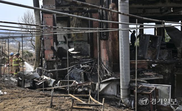 14일 오전 4시 42분쯤 과천시 과천동의 한 2층짜리 식당 건물에서 화재가 발생해 옥탑층 숙소에 있던 식당 종업원 2명이 숨졌다. 소방당국은 장비 20여 대와 인력 70여 명을 투입해 약 2시간 만인 오전 6시 46분께 불을 완전히 진화했다. 사진은 이날 오전 경찰과 소방당국이 현장에서 잔불 정리와 합동 감식을 진행하고 있는 모습. 홍기웅기자