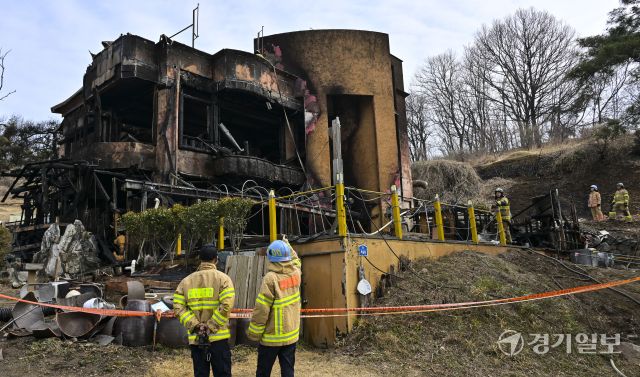 14일 오전 4시 42분쯤 과천시 과천동의 한 2층짜리 식당 건물에서 화재가 발생해 옥탑층 숙소에 있던 식당 종업원 2명이 숨졌다. 소방당국은 장비 20여 대와 인력 70여 명을 투입해 약 2시간 만인 오전 6시 46분께 불을 완전히 진화했다. 사진은 이날 오전 경찰과 소방당국이 현장에서 잔불 정리와 합동 감식을 진행하고 있는 모습. 홍기웅기자