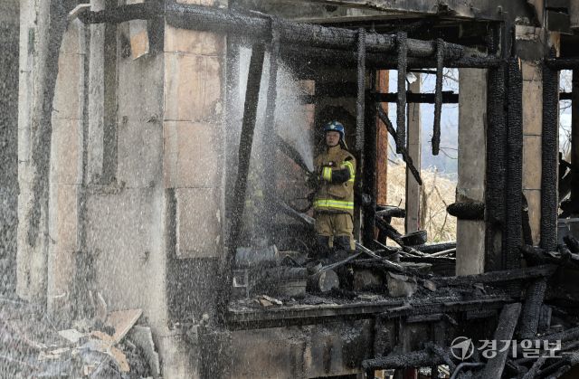 14일 오전 4시 42분쯤 과천시 과천동의 한 2층짜리 식당 건물에서 화재가 발생해 옥탑층 숙소에 있던 식당 종업원 2명이 숨졌다. 소방당국은 장비 20여 대와 인력 70여 명을 투입해 약 2시간 만인 오전 6시 46분께 불을 완전히 진화했다. 사진은 이날 오전 경찰과 소방당국이 현장에서 잔불 정리와 합동 감식을 진행하고 있는 모습. 홍기웅기자
