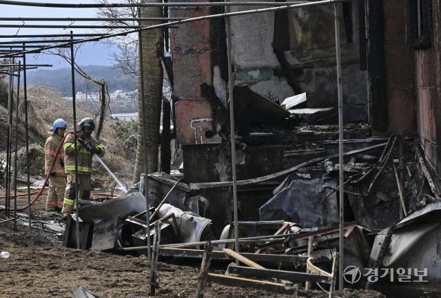 14일 오전 4시 42분쯤 과천시 과천동의 한 2층짜리 식당 건물에서 화재가 발생해 옥탑층 숙소에 있던 식당 종업원 2명이 숨졌다. 소방당국은 장비 20여 대와 인력 70여 명을 투입해 약 2시간 만인 오전 6시 46분께 불을 완전히 진화했다. 사진은 이날 오전 경찰과 소방당국이 현장에서 잔불 정리와 합동 감식을 진행하고 있는 모습. 홍기웅기자