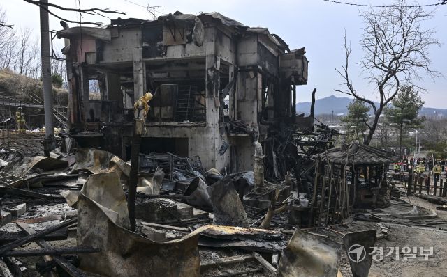 14일 오전 4시 42분쯤 과천시 과천동의 한 2층짜리 식당 건물에서 화재가 발생해 옥탑층 숙소에 있던 식당 종업원 2명이 숨졌다. 소방당국은 장비 20여 대와 인력 70여 명을 투입해 약 2시간 만인 오전 6시 46분께 불을 완전히 진화했다. 사진은 이날 오전 경찰과 소방당국이 현장에서 잔불 정리와 합동 감식을 진행하고 있는 모습. 홍기웅기자