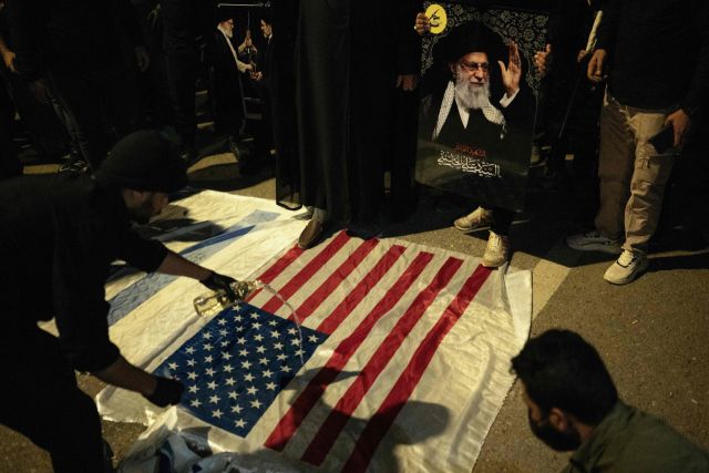 13일(현지시간) 이라크 바르사에서 열린 집회 참가자들이 미국 국기를 불태울 준비를 하고 있다. AFP=연합뉴스