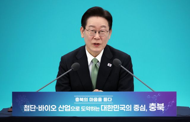 이재명 대통령이 13일 충북 청주오스코에서 열린 '충북의 마음을 듣다' 타운홀미팅 간담회에서 발언하고 있다. 연합뉴스