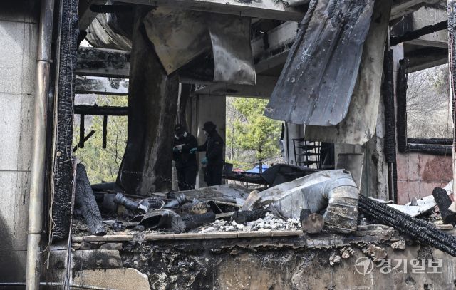14일 오전 4시 42분쯤 과천시 과천동의 한 2층짜리 식당 건물에서 화재가 발생해 옥탑층 숙소에 있던 식당 종업원 2명이 숨졌다. 소방당국은 장비 20여 대와 인력 70여 명을 투입해 약 2시간 만인 오전 6시 46분께 불을 완전히 진화했다. 사진은 이날 오전 경찰과 소방당국이 현장에서 잔불 정리와 합동 감식을 진행하고 있는 모습. 홍기웅기자