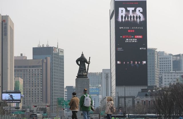 11일 서울 광화문광장 인근 코리아나호텔 전광판에 오는 21일 열리는 BTS 공연에 대한 홍보 영상이 재생되고 있다. 연합뉴스