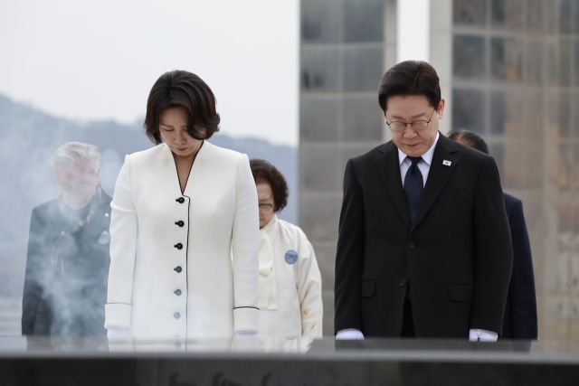 이재명 대통령과 김혜경 여사가 15일 경남 창원시 마산회원구 국립 3·15 민주 묘지에서 분향 후 묵념하고 있다. 연합뉴스