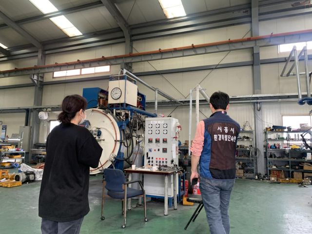 시흥시 스마트허브내 악취 배출업소 점검 모습. 시흥시 제공