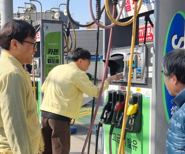 광명시 특별점검반이 지역 내 한 주유소에서 가격 표시 및 유통 질서 등을 점검하고 있다. 광명시 제공