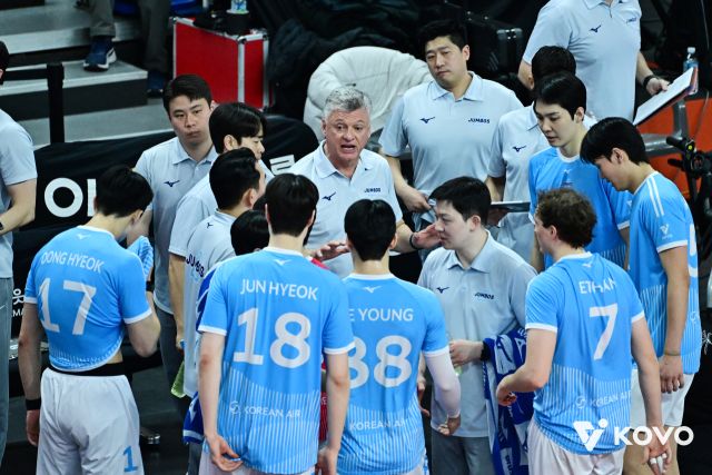 인천 대한항공이 15일 부산 강서실내체육관에서 열린 2025~2026 V-리그 남자부 6라운드 원정 경기에서 OK저축은행전서 작전 타임을 갖고 있다. KOVO 제공