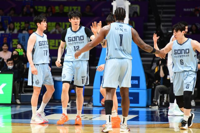 고양 소노 선수단이 15일 고양소노아레나에서 열린 2025-2026 KBL 정규리그 6라운드 서울 삼성전에서 승리 후 기뻐하고 있다. KBL 제공