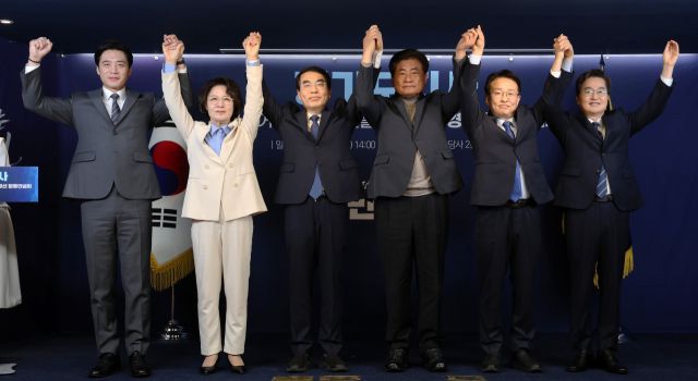 15일 서울 영등포구 더불어민주당 당사에서 열린 더불어민주당 경기도지사 예비경선 합동연설회에서 예비후보들이 기념사진을 찍고 있다. 왼쪽부터 한준호 의원, 추미애 의원, 양기대 전 의원, 권칠승 의원, 김동연 경기도지사. 연합뉴스