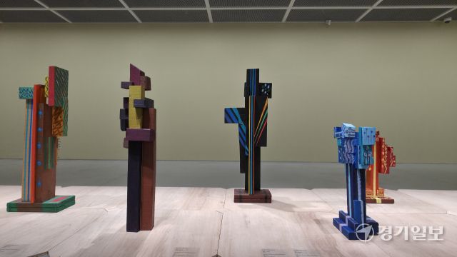 2층 전시장에는 2020년 코로나로 외부활동이 제한됐던 시기 작가가 만든 작품들이 런웨이처럼 펼쳐져 있다. 이나경기자